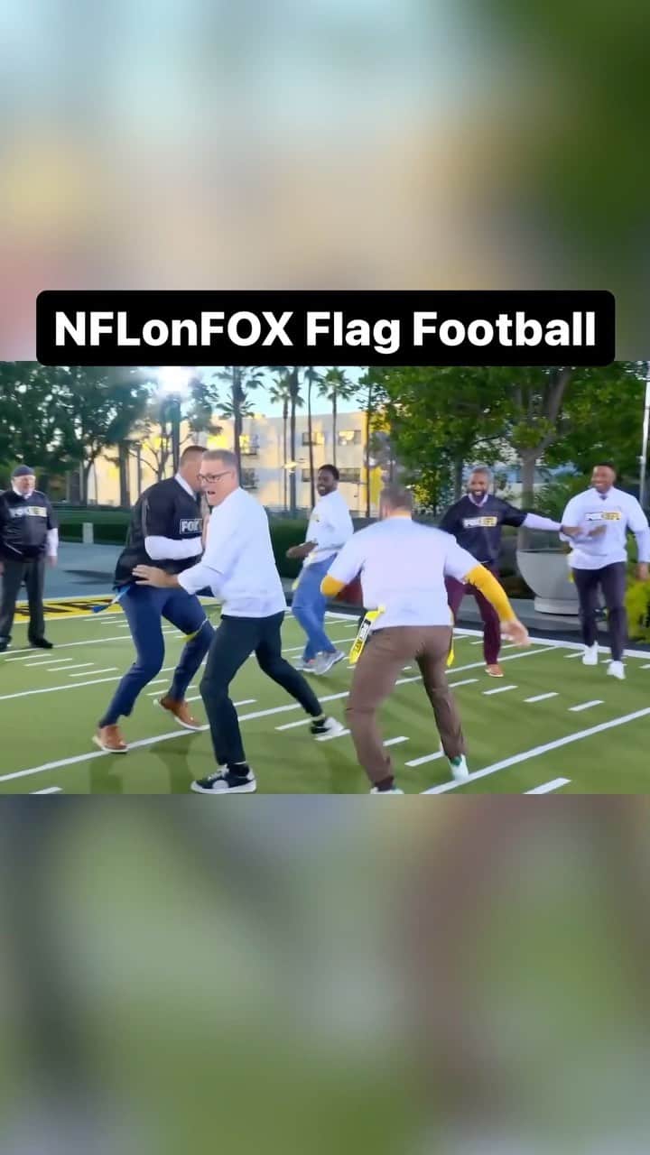ジュリアン・エデルマンのインスタグラム：「Just a few of our NFL legends and Hall of Famers playing flag football!」