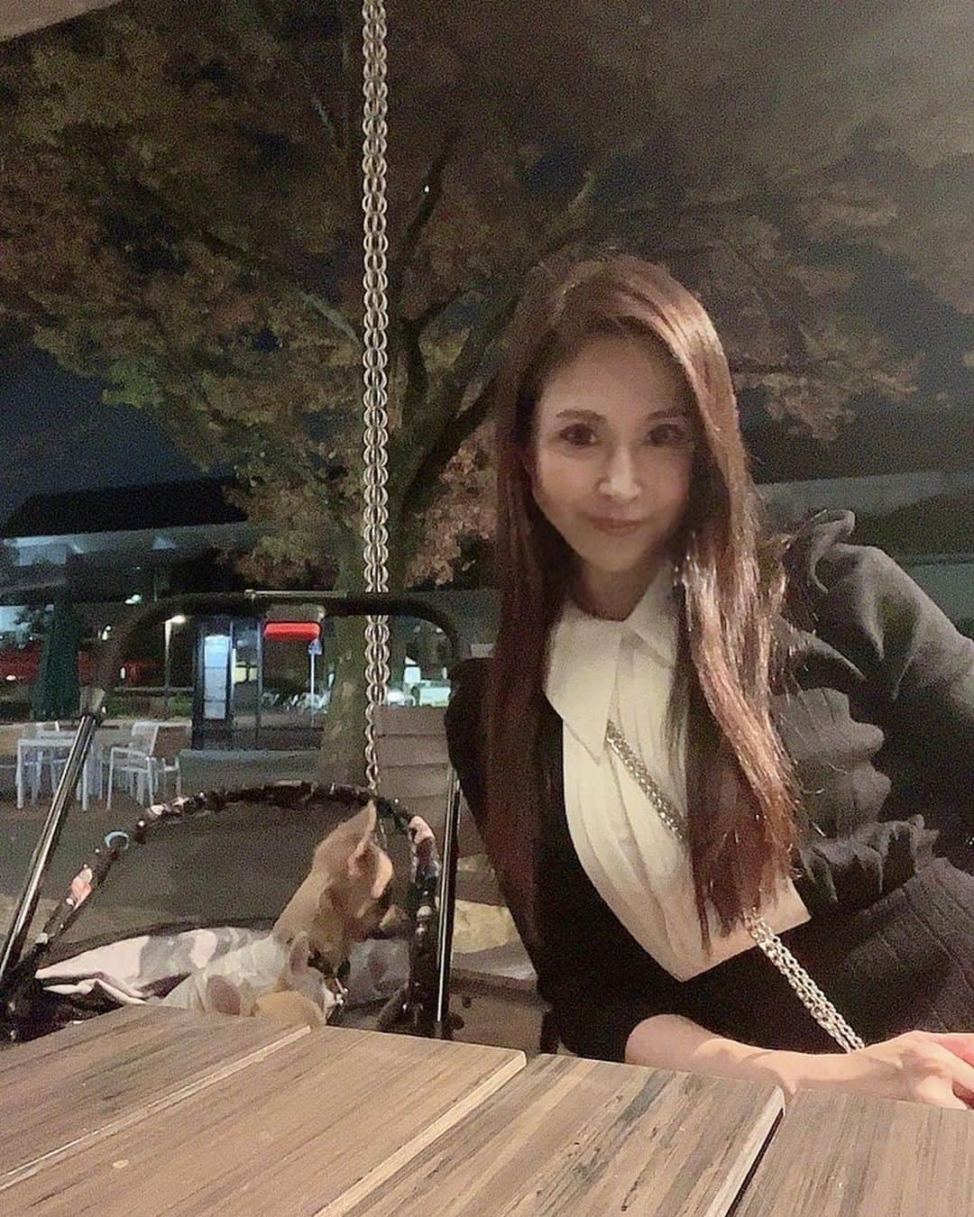 越野矢素子さんのインスタグラム写真 - (越野矢素子Instagram)「夜カフェ☕️🐶」10月23日 1時37分 - loversyaso