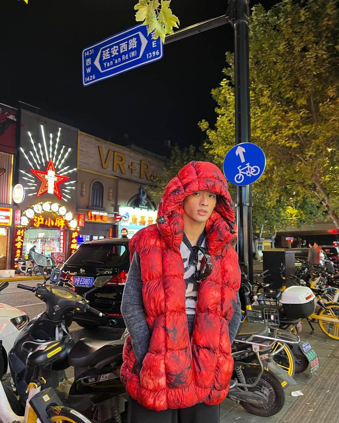 桑山隆太（WATWING）さんのインスタグラム写真 - (桑山隆太（WATWING）Instagram)「上海🇨🇳 DAY 1 . . . #上海 #shot #street #WATWING」10月23日 1時45分 - ryutakuwayama_watwing