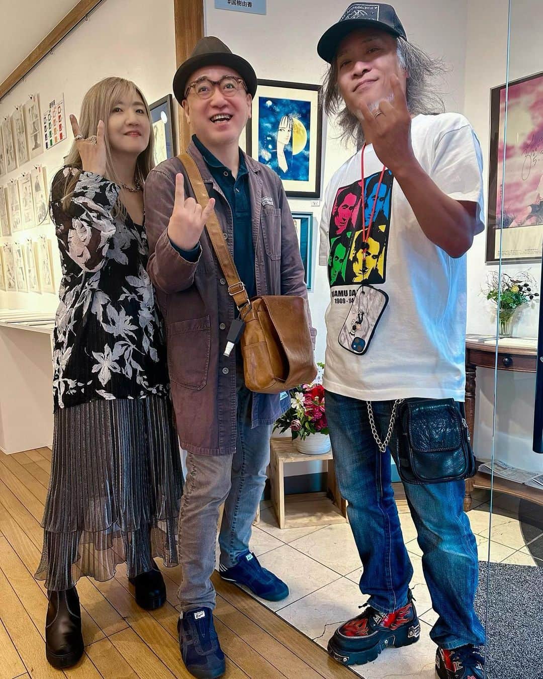喜国雅彦＆国樹由香のインスタグラム：「個展3日目。漫画家の相原コージさんがいらしてくださいました。  本当に久々に会えたので、話が尽きず。お元気そうな姿を見られて、超嬉しかったです。ありがとうございました！（由）  #art #artwork #artist #mangaartist #exhibition #kichijoji #tokyo #japan #喜国雅彦 #月光の囁き展 #オマケの #国樹由香 #リベストギャラリー創  #10月19日から25日まで開催 #オープン12時クローズ19時 #最終日は17時まで #入場無料 #よろしくお願いいたします」