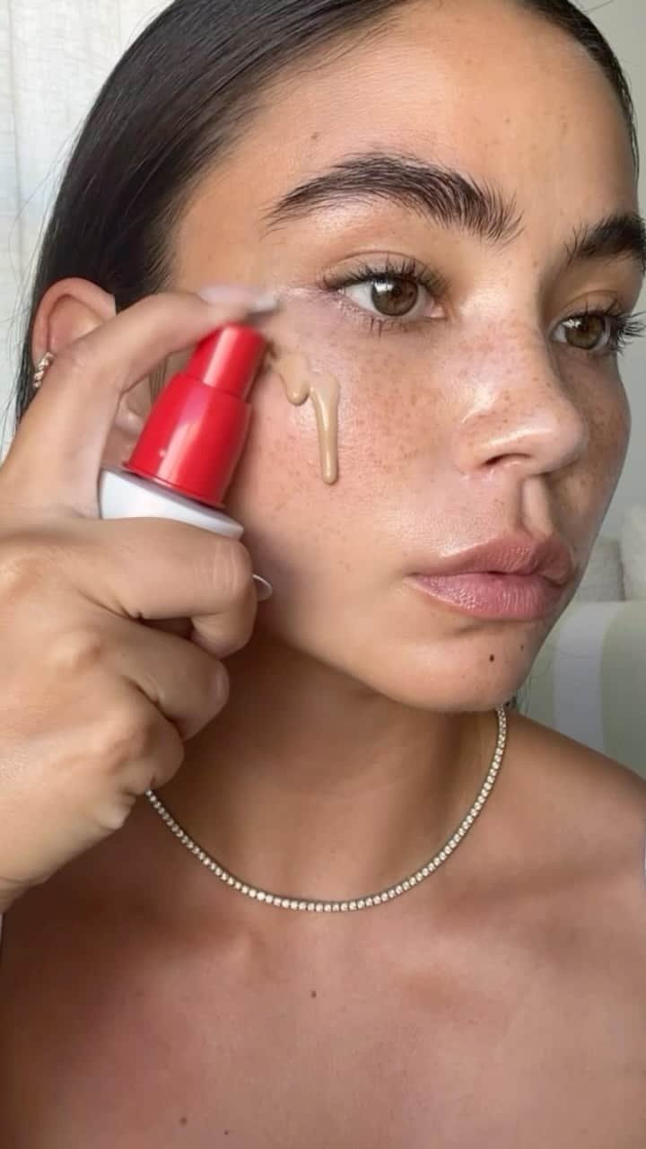 資生堂のインスタグラム：「@christinanadin’s secret for natural, glowy skin: REVITALESSENCE SKIN GLOW Foundation (seen here in 360 Citrine, applied with the HANATSUBAKI HAKE Polishing Face Brush) and ColorGel LipBalm in Juniper. #ShiseidoMakeup #JapaneseBeauty #RevitalEssence #SkincareMeetsFoundation」