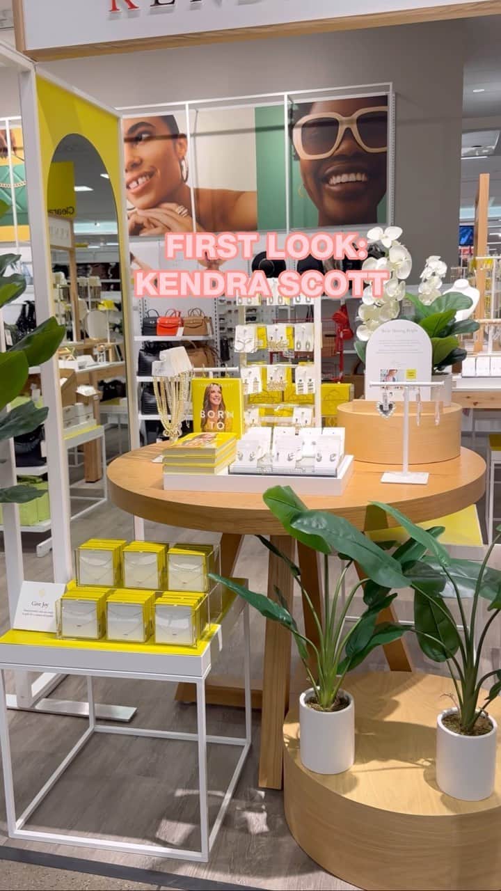 Target Styleのインスタグラム：「Quality luxury for all ✨ @KendraScott is officially now at Target! Thoughtfully designed in Austin, TX, #KendraScott jewelry is created with custom-cut genuine stones and quality cast metals, like 14K gold and rhodium over brass. Shop statement pieces and layered looks on Target.com and in select stores. 💛」