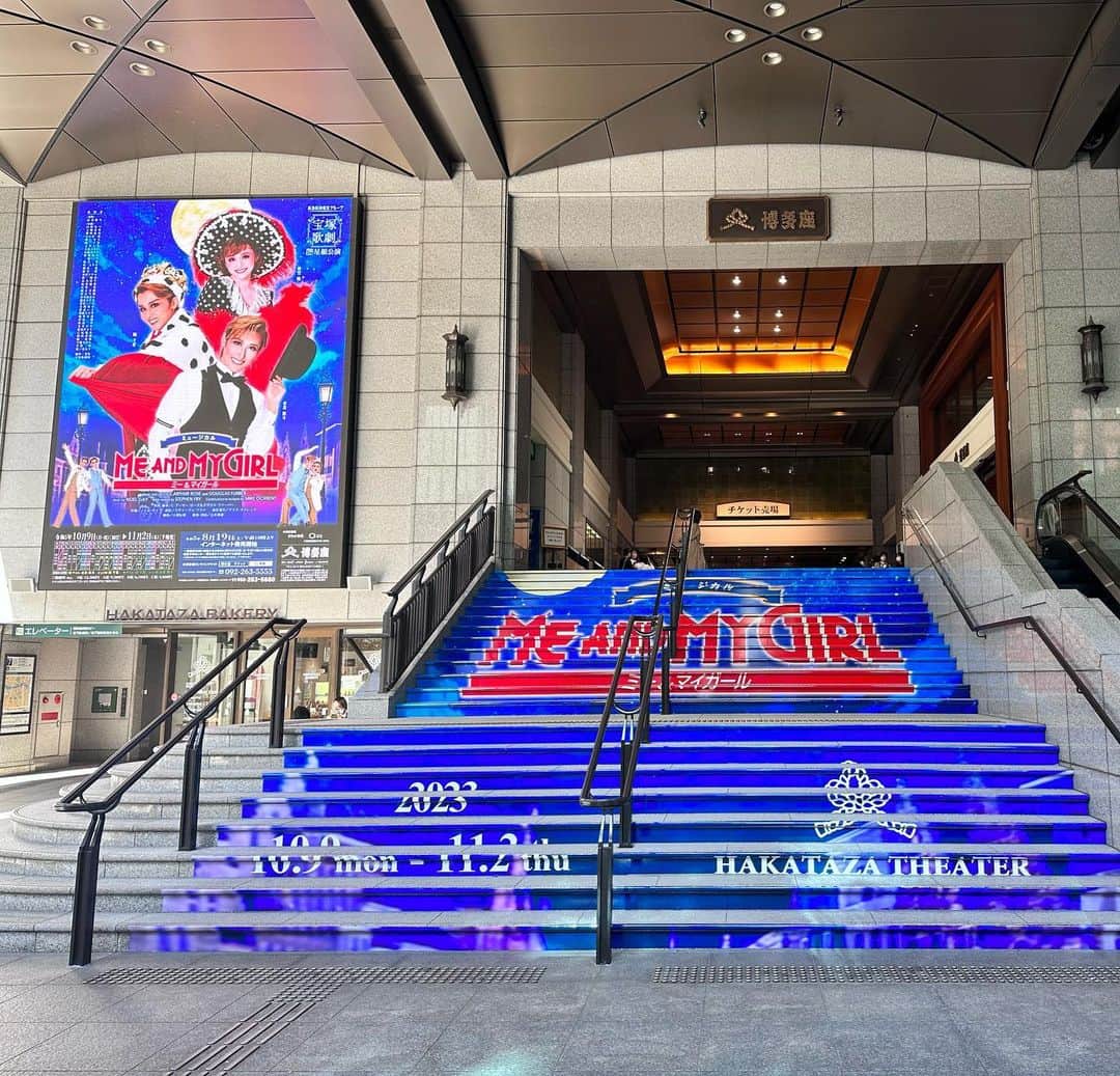 井上ほの花のインスタグラム：「⭐️💙  星組博多座公演『ME AND MY GIRL』を観劇してきました〜日帰りで！！！ もーーーー！！！一回じゃ足りないよ〜！！舞空瞳様凄かった！！！！ 自分にとってご贔屓様がどれだけ大きな存在なのかを改めて感じることもできてね。幸せ者ですね。私は。同じ世界線に生まれてこれたんだもん！ラッキーガールよ！！ ミーマイ、愛に溢れてたな〜」