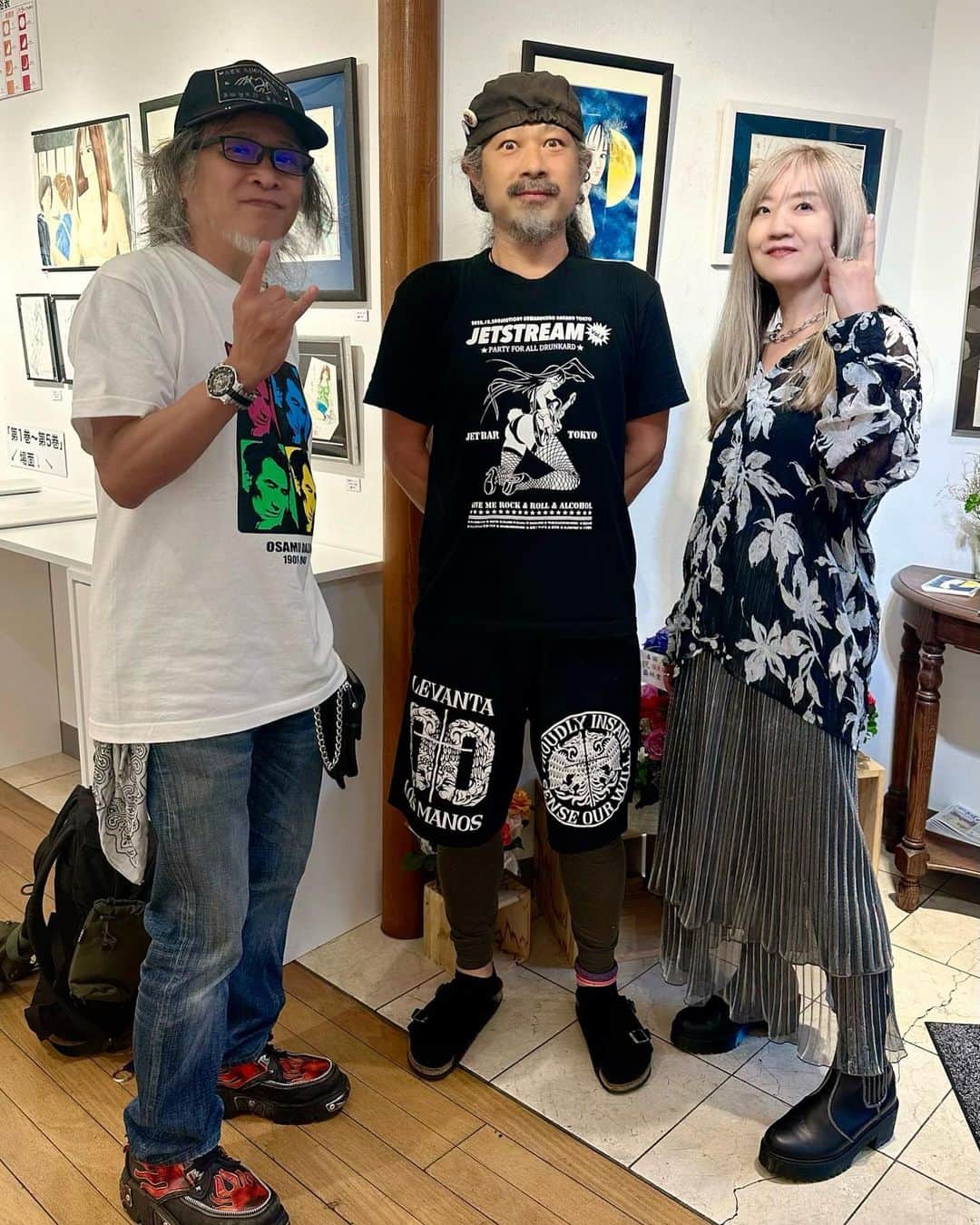 喜国雅彦＆国樹由香のインスタグラム：「個展3日目。UNITEDのドラマー、Akiraさんがいらしてくださいました。  毎年「楽しみにしていました」とニコニコ立ち寄ってくださるのです。今度は我々がライブに行きますね。本当にありがとうございます！（由）  #art #artwork #artist #mangaartist #exhibition #kichijoji #tokyo #japan #喜国雅彦 #月光の囁き展 #オマケの #国樹由香 #リベストギャラリー創  #10月19日から25日まで開催 #オープン12時クローズ19時 #最終日は17時まで #入場無料 #よろしくお願いいたします」