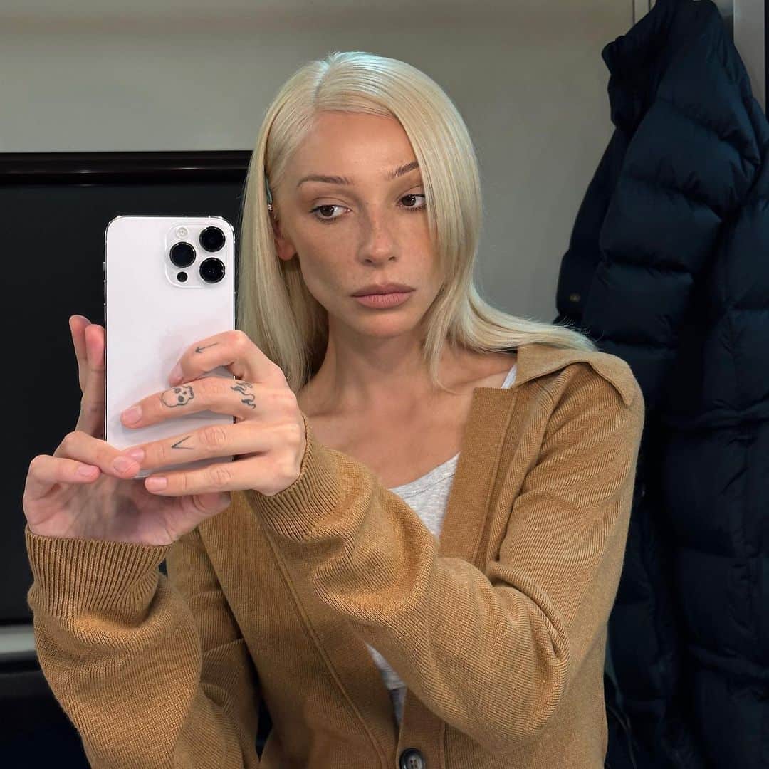 RU.TVのインスタグラム：「Подборка стильных фото в зеркале от Насти Ивлеевой 🤍  Какое фото выберешь ты? Пиши в комментариях!  #rutv #рутв #настяивлеева」