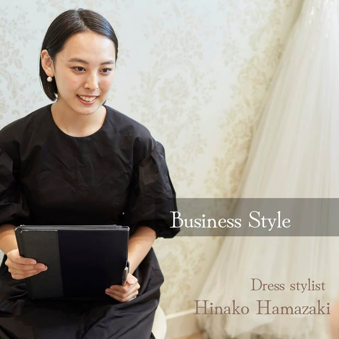 Dress the Life(ドレスザライフ) さんのインスタグラム写真 - (Dress the Life(ドレスザライフ) Instagram)「Dress the Lifeメンバーのご紹介  -Hinako Hamazaki- 2021年新卒入社。その後目標にしていた新人賞受賞。 現在は店舗のエースとして活躍しています。落ち着いた雰囲気、困難を楽しむポジティブな精神、そしてこの美しい笑顔....!!⭐️ チームにとって心強い大きな存在です😌  インタビュー記事はリクルートサイトよりご覧頂けます📖  #dressthelife #社員紹介 #パーティースタイル  #ワンピースコーデ #黒髪ショート  #働く女子 #就活女子  #ブライダル業界 #ドレスコーディネーター #ドレススタイリスト  #若手社員」10月24日 20時25分 - dressthelife