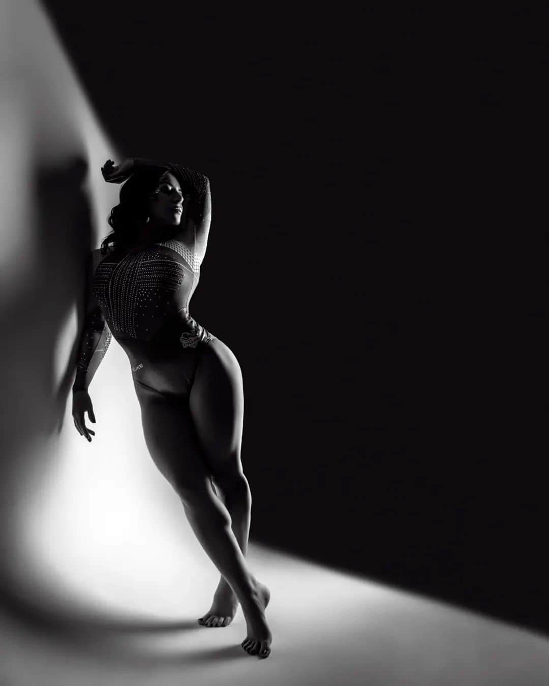 クラウディア・フラガパニのインスタグラム：「model @claudiafrag  photo by @lenka_mikulova_bw  hmua @katrinatuktarevamua . . . . . . #gymnastic #gymnast #photographerbristol #photoshoot #ukartist #selftherapy #loveyourself #blackandwhite #fitnesslove #feelingmyself #bnwshooting #bnwart」