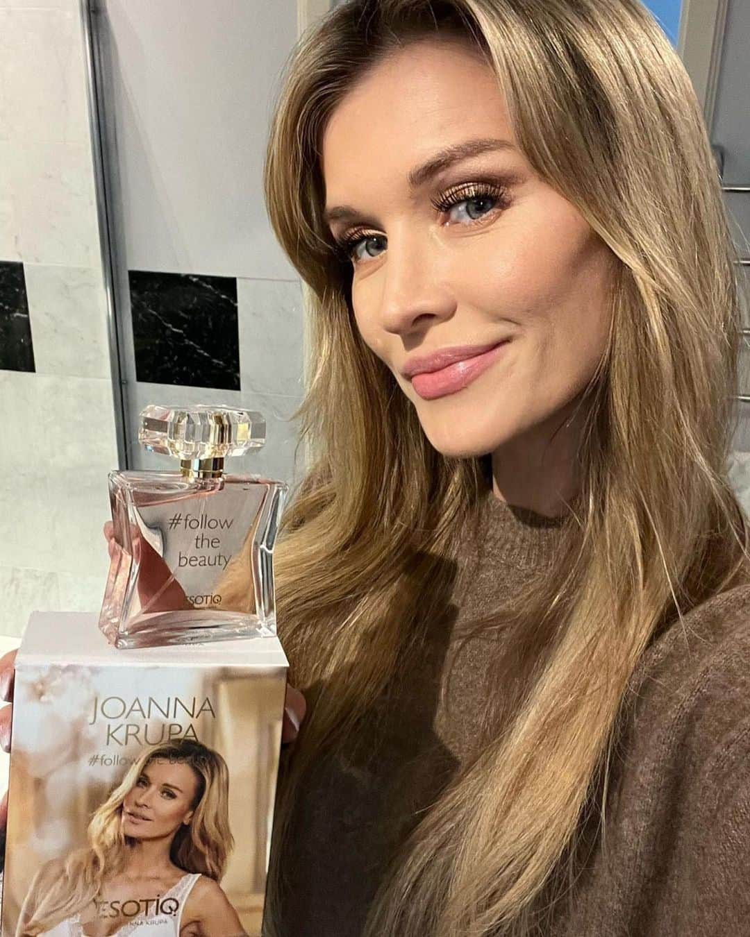 ジョアンナ・クルーパのインスタグラム：「Tylko teraz w salonach @esotiq  przy zakupie produktów z nowej kolekcji otrzymacie moje perfumy w gratisie 🥰 W salonach podajcie hasło JOANNA, aby otrzymać prezent.  #wspolpraca」