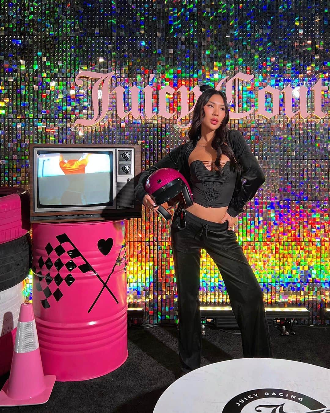 ジューシークチュールのインスタグラム：「hop in babe we’re going to the race with @juicycouture 🍒🏁— #juicycouture #ad」