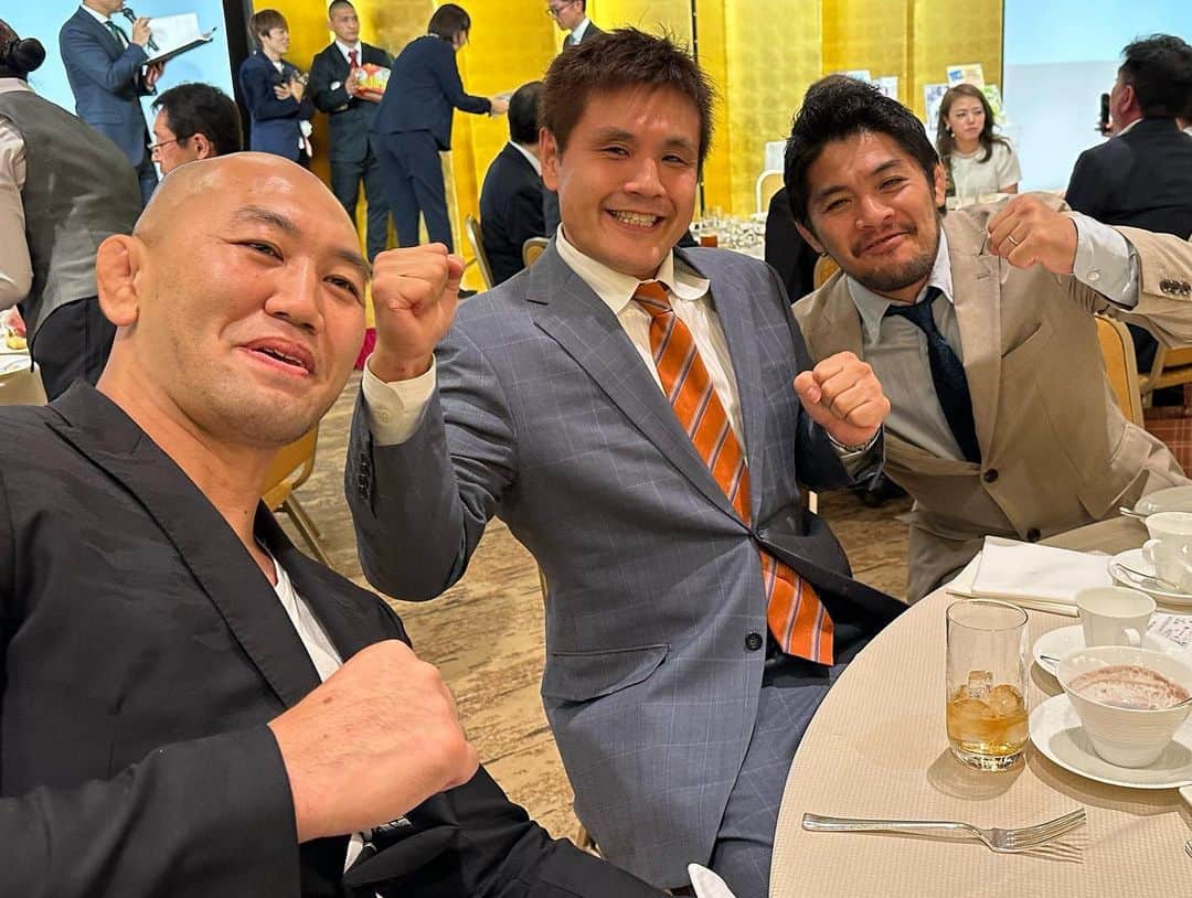 菊田早苗のインスタグラム：「珍しく、久々に格闘家たちと！ UFC日本人最多勝利を誇る岡見勇信選手、解説で大活躍の大沢ケンジ君。 二人ともナイスガイだ。  そしてこの日はなんと電撃ネットワークのショーも。南部さんも元気そうで、久々に会えて良かった。  #斉藤クリニック15周年パーティー #格闘家たち #電撃ネットワーク #またしてもサソリが口の中 #ギュウゾウさん」