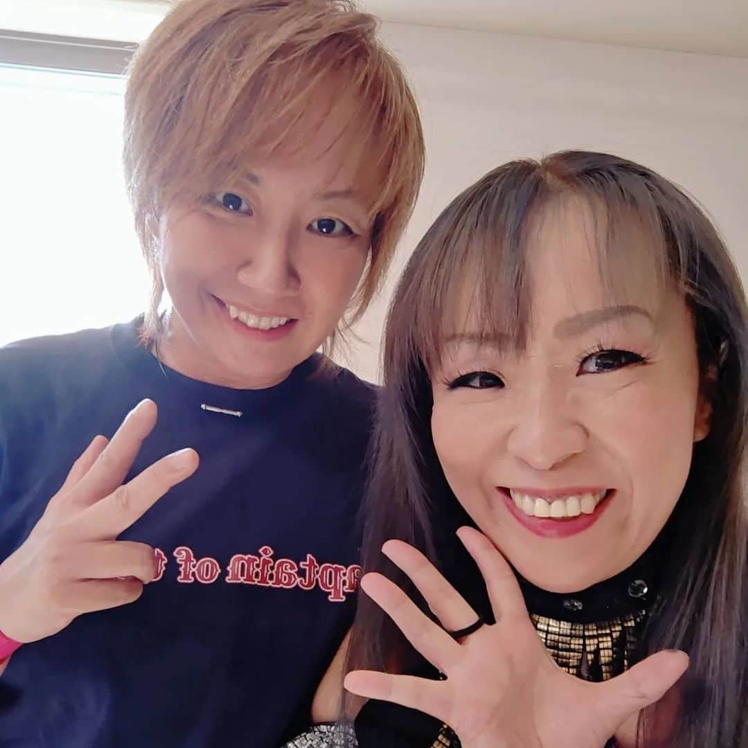 山縣優さんのインスタグラム写真 - (山縣優Instagram)「はむと初めて会ったのは、⁡ ⁡もうかれこれ15年以上前。⁡ ⁡札幌の居酒屋(笑)⁡ ⁡⁡ ⁡プロモーション中、⁡ ⁡苫小牧行きの終電を逃し、⁡ ⁡「どう帰ろう？」なんて考えていたら、⁡ ⁡「送ります」⁡ ⁡⁡ ⁡えーーー！⁡ ⁡である。⁡ ⁡初めましての相手に、⁡⁡ ⁡しかも、⁡ ⁡後輩に、 ⁡えーーーー！である。⁡ ⁡⁡ ⁡この時の優しさが今でも忘れられなくて...( ´•ᴗ•ก )⁡⁡ ⁡その時から、⁡ ⁡ちょこちょこ会えば弄る、弄られる関係に🙂⁡レスラー間で、わたしを1番弄ってたり、物を申すのはもしかしてハムかもしれん💦 ⁡⁡ ⁡一緒に居ると、自然に笑顔が出る。⁡ ⁡そして、落ち着く。⁡ ⁡どの会場で会っても、⁡ ⁡1番派手🤭(わたしより年下なのに)⁡ ⁡⁡ ⁡ ⁡ずっと大好き❤⁡ ⁡ #星ハム子」10月23日 2時14分 - yamagata_yuu