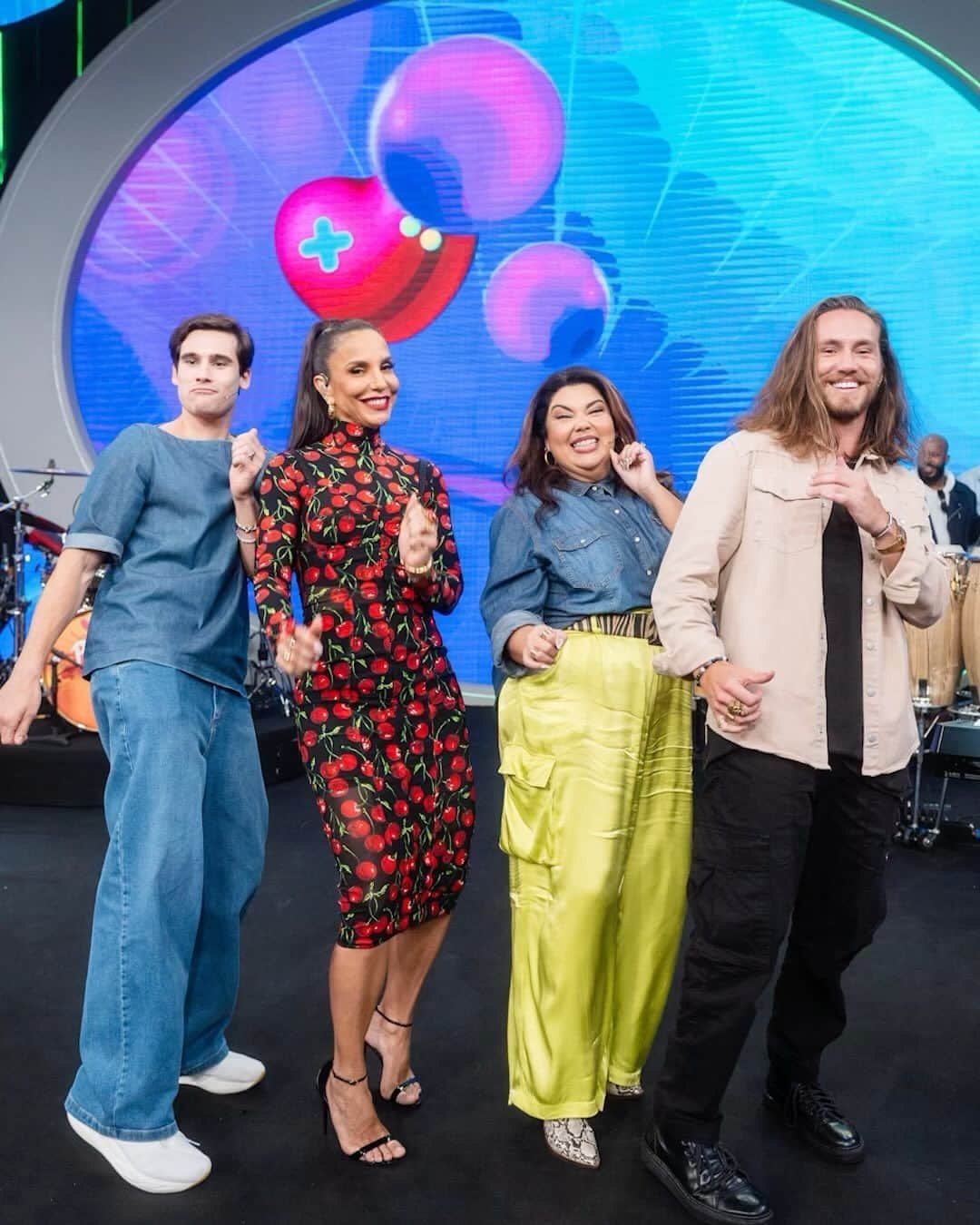 イヴェッチ・サンガロのインスタグラム：「Começou!!!! Animação check ✔️#PipocaDaIvete ❤️🍿🍒 @fabianakarlareal @nicolasprattes @vitorkley」