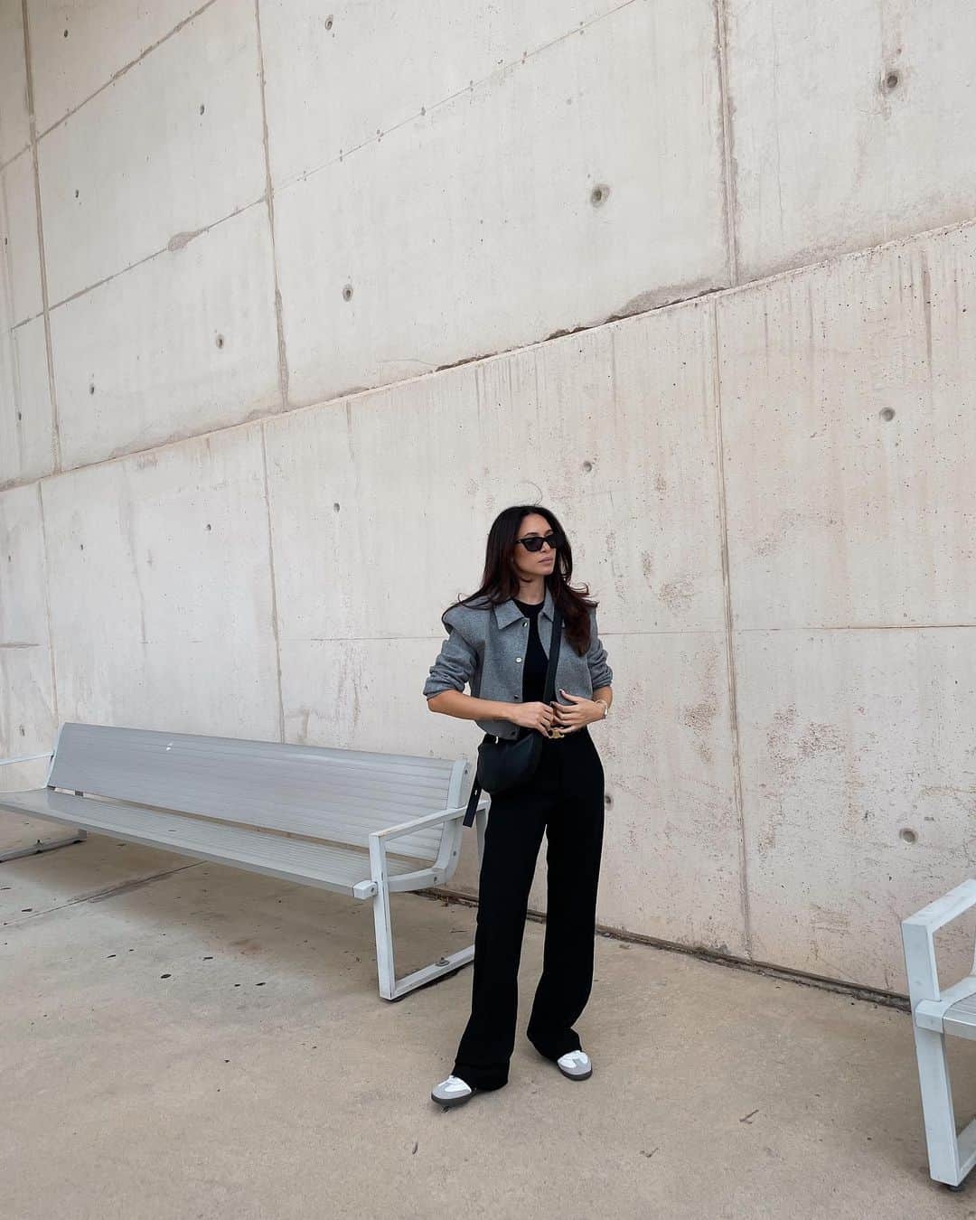 ダニエル・ピーザーさんのインスタグラム写真 - (ダニエル・ピーザーInstagram)「Goes to Madrid. Takes a photo in front of a bench and a wall 🥲 (outfit tagged)」10月23日 2時24分 - daniellepeazer