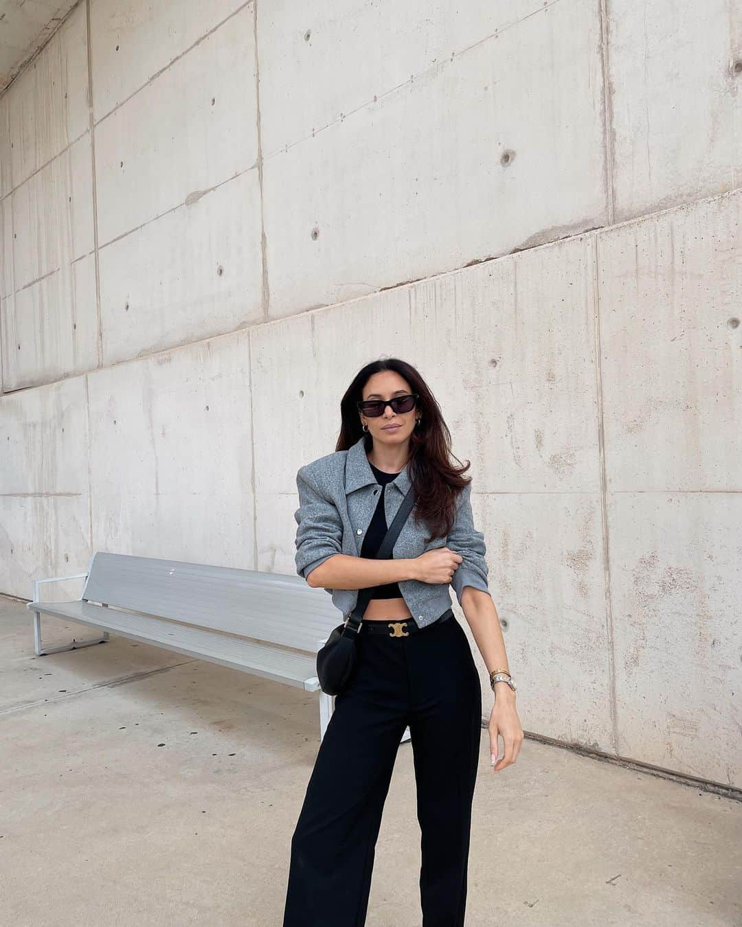 ダニエル・ピーザーのインスタグラム：「Goes to Madrid. Takes a photo in front of a bench and a wall 🥲 (outfit tagged)」