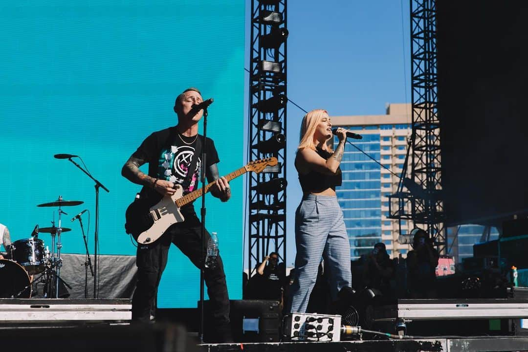 Yellowcardさんのインスタグラム写真 - (YellowcardInstagram)「Day 1 photo dump! We were so stoked to play Three Minutes More with @piercetheveil and Only One with @cassadeepope. Join us again at the Green stage today at 2:05 for day 2 of @whenwewereyoungfest!  • • • • 📷 @acaciaevans  • #yellowcard #yellowcardband #piercetheveil #cassadeepope #whenwewereyoung #poppunk #emo #elderemo #musicfestival」10月23日 2時25分 - yellowcard