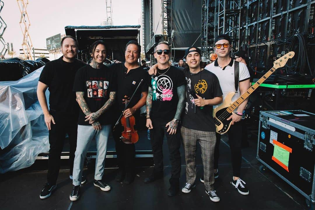 Yellowcardさんのインスタグラム写真 - (YellowcardInstagram)「Day 1 photo dump! We were so stoked to play Three Minutes More with @piercetheveil and Only One with @cassadeepope. Join us again at the Green stage today at 2:05 for day 2 of @whenwewereyoungfest!  • • • • 📷 @acaciaevans  • #yellowcard #yellowcardband #piercetheveil #cassadeepope #whenwewereyoung #poppunk #emo #elderemo #musicfestival」10月23日 2時25分 - yellowcard