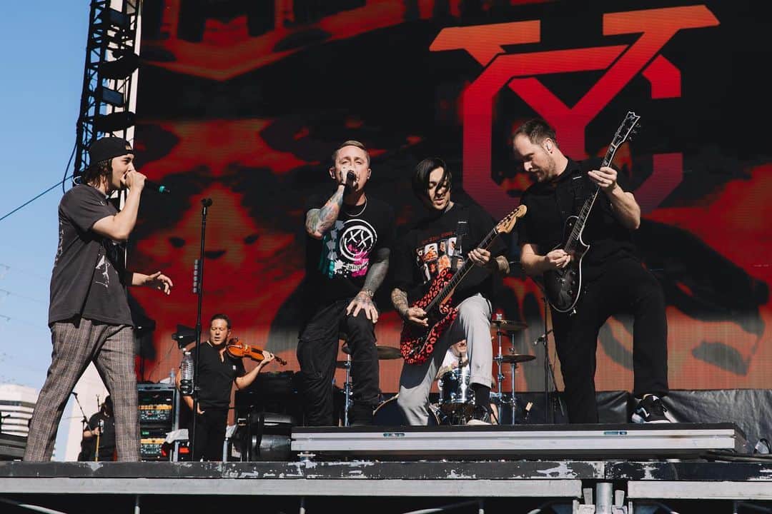 Yellowcardさんのインスタグラム写真 - (YellowcardInstagram)「Day 1 photo dump! We were so stoked to play Three Minutes More with @piercetheveil and Only One with @cassadeepope. Join us again at the Green stage today at 2:05 for day 2 of @whenwewereyoungfest!  • • • • 📷 @acaciaevans  • #yellowcard #yellowcardband #piercetheveil #cassadeepope #whenwewereyoung #poppunk #emo #elderemo #musicfestival」10月23日 2時25分 - yellowcard
