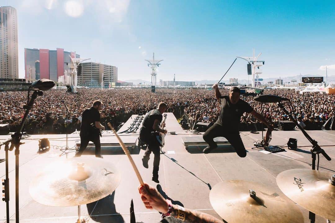 Yellowcardのインスタグラム：「Day 1 photo dump! We were so stoked to play Three Minutes More with @piercetheveil and Only One with @cassadeepope. Join us again at the Green stage today at 2:05 for day 2 of @whenwewereyoungfest!  • • • • 📷 @acaciaevans  • #yellowcard #yellowcardband #piercetheveil #cassadeepope #whenwewereyoung #poppunk #emo #elderemo #musicfestival」