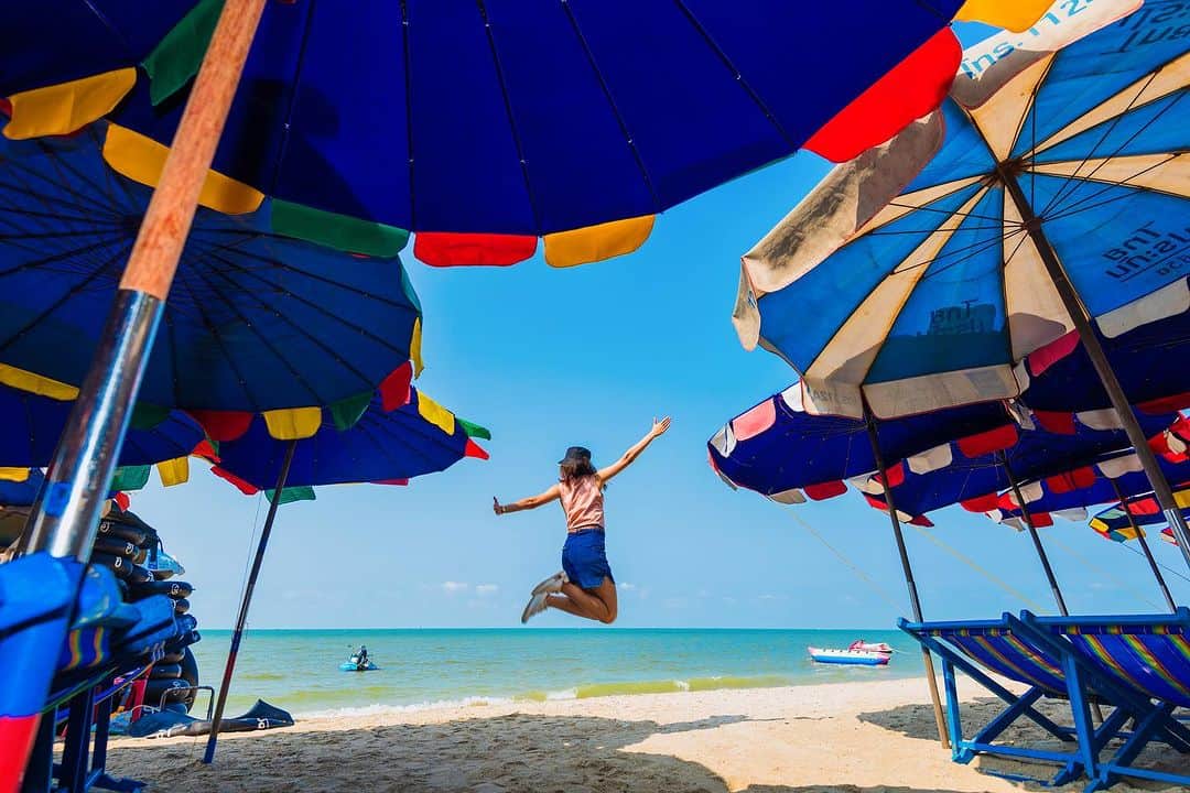 タイ国政府観光庁さんのインスタグラム写真 - (タイ国政府観光庁Instagram)「. チョンブリーの「バンセーン・ビーチ」からおはようございます☀️ᐝ  タイのベストシーズン(11〜4月)は、もう目前❣️  そこで旅先のひとつにおすすめしたいのが、バンセーン・ビーチです💁‍♀️  タイ湾に面する東部エリア・チョンブリー県にあり、ビーチの全長は約4.5km🏖　週末になれば、観光客だけでなく地元の人々もやってきて、浜辺でシーフードやソムタムを食べながらのんびりしていたり、ローカルな雰囲気満載です🌴💚  ビーチ沿いにはデッキチェアが多く過ごしやすいことに加え、レンタサイクルでビーチ散策を楽しむことも🚲 もちろん遊泳やウォーターアクティビティをする人の姿も多く見られます🤿💕  チョンブリー市内からは約14km、バンコク市内からも、エカマイバスターミナルからチョンブリー行きのバスで約1.5時間と、バンコク旅行にプラスしやすいビーチです🚌  今日も素敵な1日をお過ごしください💐  ★参考になった！と思ったら、あとで見返せるように、 画像右下にある保存ボタン🔖をタップ！  #タイ #チョンブリー #バンコク #バンセーンビーチ #タイビーチ #タイリゾート #今こそタイへ #こんなタイ知らなかった #もっと知りタイ #はじめてのタイ #タイ旅行 #チョンブリー旅行 #バンコク旅行 #旅好きな人と繋がりたい #旅行好きな人と繋がりたい #海外旅行 #thailand #chonburi #chonburitrip #bangkokrip #bangkok #bangsaenbeach #thaibeach #instabeach #amazingthailand #thailandtravel #thailandtrip #thaistagram #lovethailand #amazingnewchapters」10月23日 7時58分 - amazingthailandjp