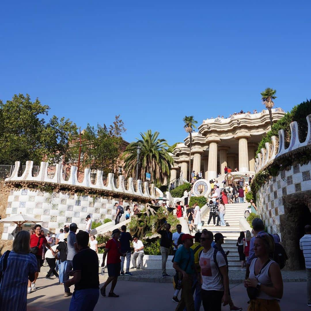 神谷由香さんのインスタグラム写真 - (神谷由香Instagram)「"Park Guell"  グエル公園は世界遺産にも登録されてる ガウディ作品群のひとつ。バルセロナが一望できます🇪🇸  カラフルな破砕タイルが可愛くてキュン♡ 童話の中の世界観…  #parkguell #barcelona #spain #スペイン #バルセロナ　#グエル公園」10月23日 7時58分 - kamiya_yuka_