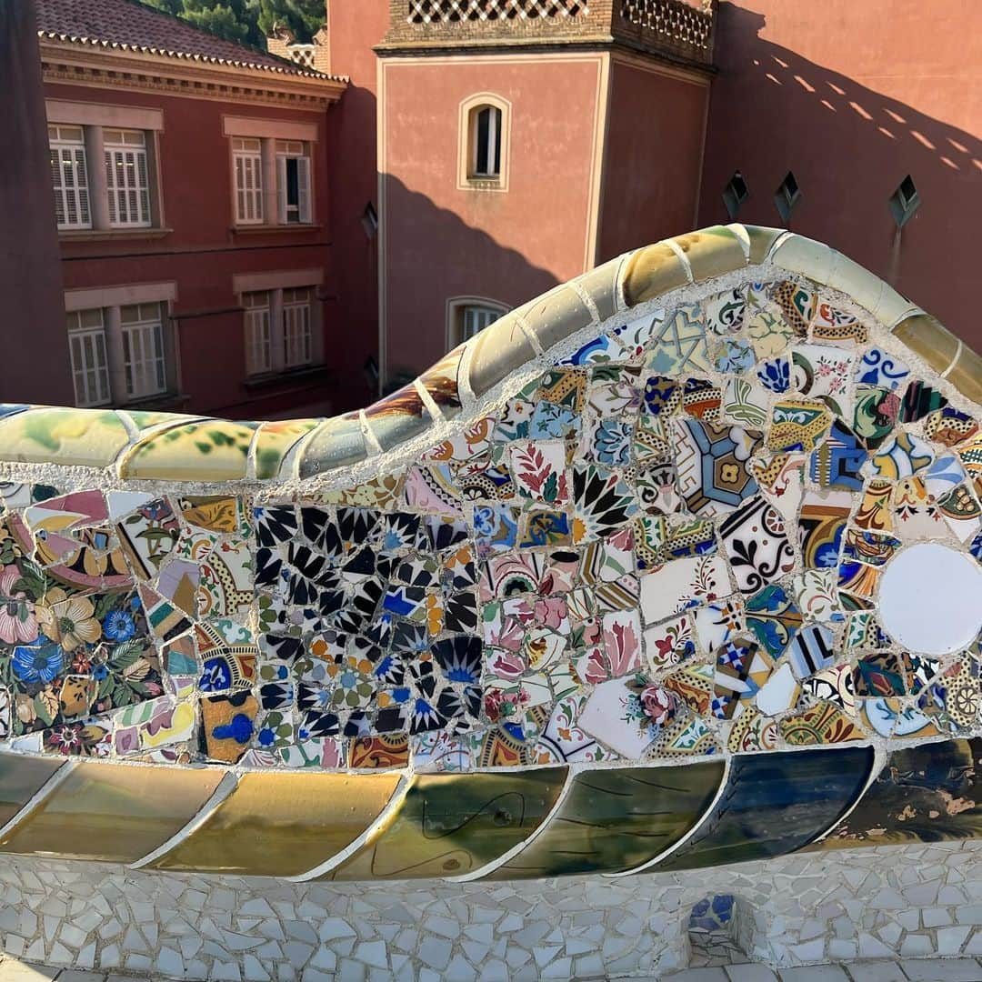 神谷由香さんのインスタグラム写真 - (神谷由香Instagram)「"Park Guell"  グエル公園は世界遺産にも登録されてる ガウディ作品群のひとつ。バルセロナが一望できます🇪🇸  カラフルな破砕タイルが可愛くてキュン♡ 童話の中の世界観…  #parkguell #barcelona #spain #スペイン #バルセロナ　#グエル公園」10月23日 7時58分 - kamiya_yuka_