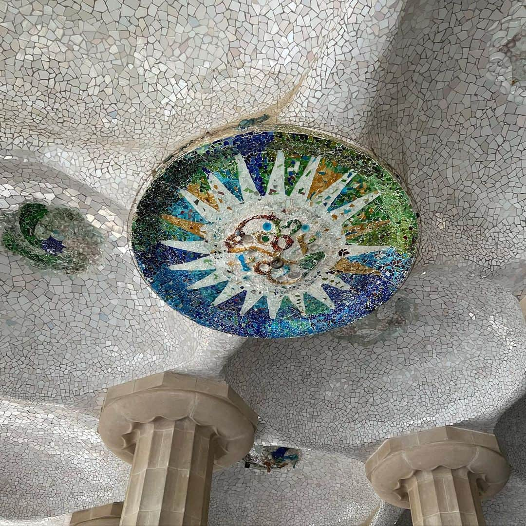 神谷由香さんのインスタグラム写真 - (神谷由香Instagram)「"Park Guell"  グエル公園は世界遺産にも登録されてる ガウディ作品群のひとつ。バルセロナが一望できます🇪🇸  カラフルな破砕タイルが可愛くてキュン♡ 童話の中の世界観…  #parkguell #barcelona #spain #スペイン #バルセロナ　#グエル公園」10月23日 7時58分 - kamiya_yuka_