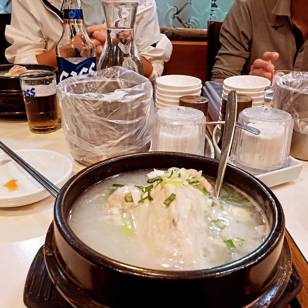 鏑木毅さんのインスタグラム写真 - (鏑木毅Instagram)「レース後は直ぐにアイシング、セルフ鍼治療、そして何より栄養補給。地元の方々がカジュアルに楽しめる穴場のようなお店へ。韓国のキムチは日本では味わえない美味しさがあります。胃腸は意外に大丈夫です、何でも美味しく頂けます。 #gontex #ソウル100K #seoul100k #trailrunning #thenorthfacejapan #essサングラス #アスタビータスポーツ #tsuyoshikaburaki #gontextape #gontex_korea」10月23日 7時52分 - tsuyoshikaburaki