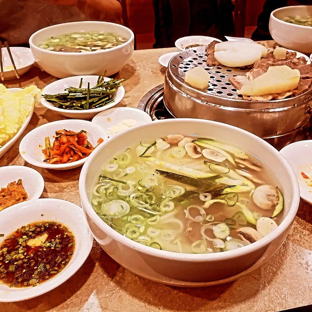 鏑木毅さんのインスタグラム写真 - (鏑木毅Instagram)「レース後は直ぐにアイシング、セルフ鍼治療、そして何より栄養補給。地元の方々がカジュアルに楽しめる穴場のようなお店へ。韓国のキムチは日本では味わえない美味しさがあります。胃腸は意外に大丈夫です、何でも美味しく頂けます。 #gontex #ソウル100K #seoul100k #trailrunning #thenorthfacejapan #essサングラス #アスタビータスポーツ #tsuyoshikaburaki #gontextape #gontex_korea」10月23日 7時52分 - tsuyoshikaburaki