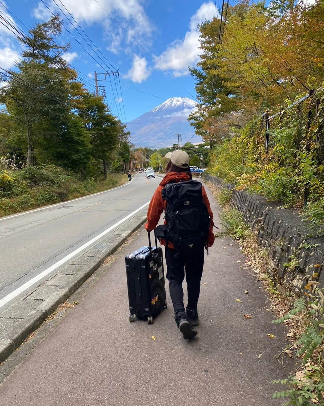 加藤ツバキのインスタグラム：「山中湖徒歩キャンプ旅🏕️ 高校から20年以上ツルみ続けている仲良しちゃんと2人キャンプで2泊。バスを降りたらまずはキャンプ場まで40分歩きます😂荷物重い…笑 2日目はお風呂とスーパーを求めて片道2時間弱徒歩！ ついでに松ぼっくりを集めつつ、バスが来ないからとにかく歩きます。健脚2人組で良かった🙆 今回はデパ地下グルメ、スーパーのお惣菜、セブンイレブンの冷凍鍋焼きうどん等、ごはんはとことん楽しちゃうスタイル🍴寒い中食べる鍋焼きうどんはめちゃウマ☺️ そして連日焼き鳥あたため隊😂 後ろ姿の写真ばっかりだけどなんとなく旅人感漂っててこれはこれで🙆🙆 ガッツリ気温が下がって秋の深まりを感じた山中湖旅でした。そろそろ冬支度ですね⛄️  #山中湖 #富士山 #キャンプ #徒歩キャンプ #健脚  #実は東京戻ってまた焼き鳥食べた #3日連続焼き鳥 #焼き鳥はネギマとレバーが好き」