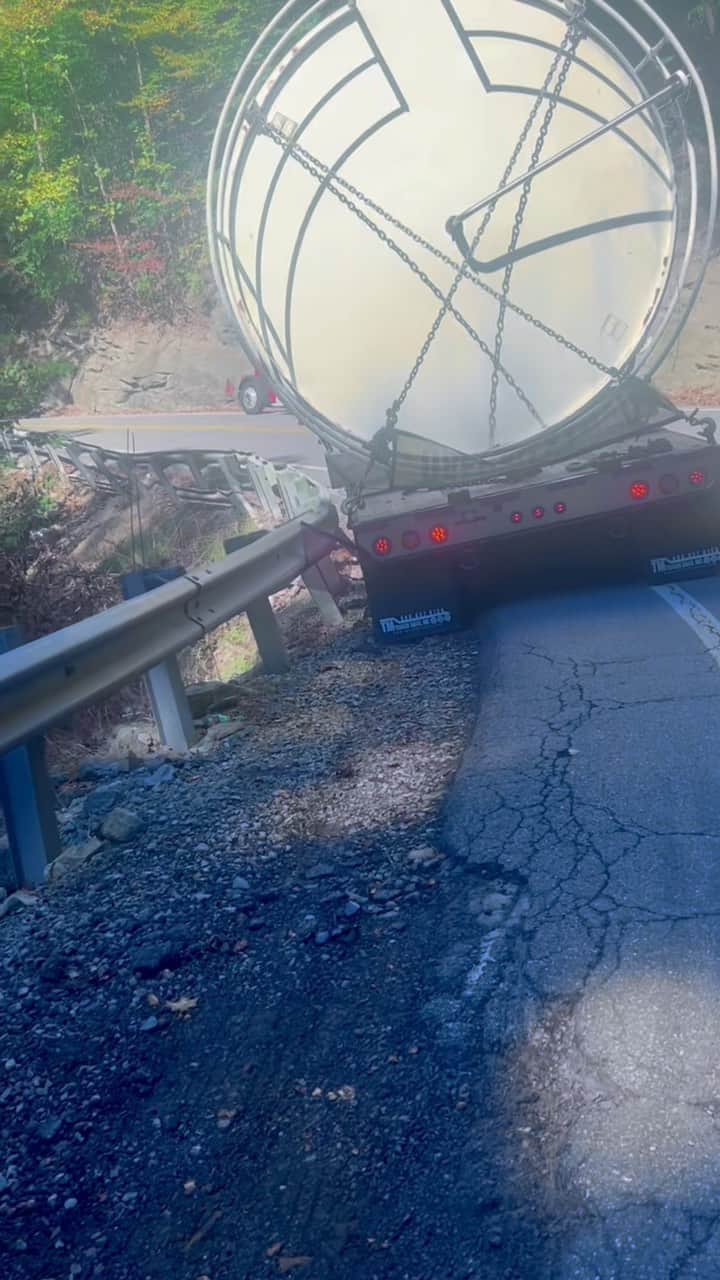Truck Hubのインスタグラム：「Recovery drivers in the mountains are a different breed 😳 (clip from hotshotbennii via TT)」