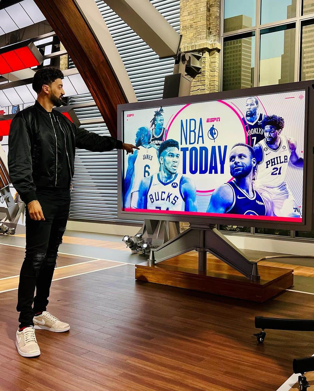 2Kさんのインスタグラム写真 - (2KInstagram)「@nbaonespn Takeover this week for NBA Tip-Off. Tune in to catch me all week including tomorrow on NBA Today at Noon PM PST!  Always one of the most fun weeks of the year and excited to be hosting on the worldwide leader in sports! 🏀」10月23日 2時30分 - 2k