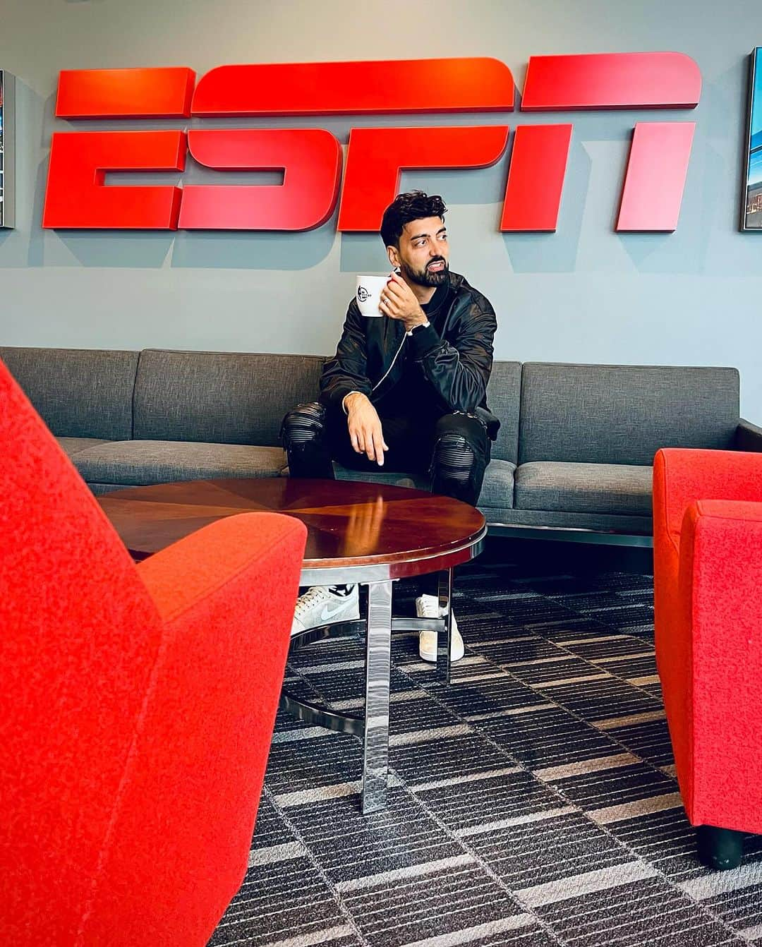 2Kのインスタグラム：「@nbaonespn Takeover this week for NBA Tip-Off. Tune in to catch me all week including tomorrow on NBA Today at Noon PM PST!  Always one of the most fun weeks of the year and excited to be hosting on the worldwide leader in sports! 🏀」