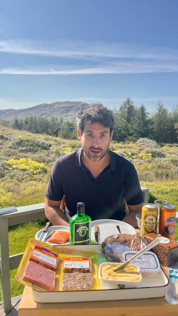 エド・ウィークスのインスタグラム：「WEEKSEATS ICELAND! I try fermented shark, holy Jesus 🇮🇸😮 . #iceland #foodreview #travel」