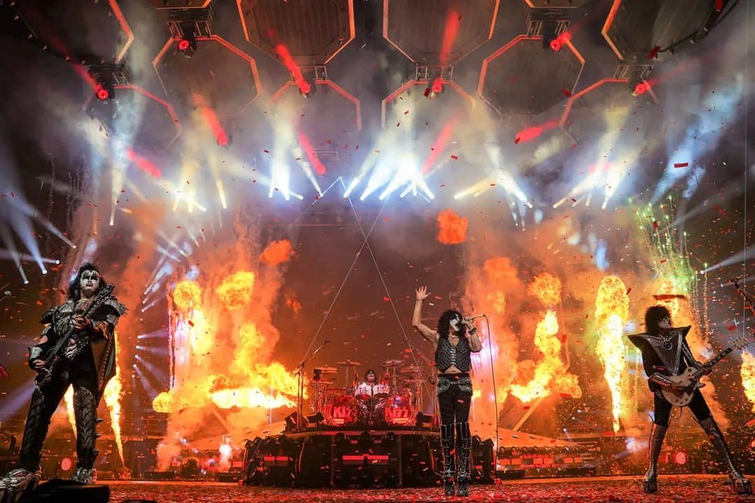KISSのインスタグラム：「#CLEVELAND! Tonight is YOUR night! Get CRAZY & make some noise! #EndOfTheRoadTour」