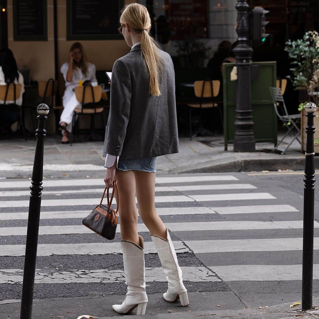 スコット・シューマンのインスタグラム：「Parisian women (or ,at least, women that were in Paris at the same time I was!) Paris」