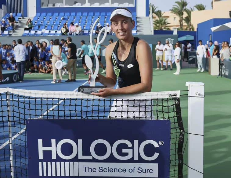 エリーゼ・メルテンスさんのインスタグラム写真 - (エリーゼ・メルテンスInstagram)「Special number 8️⃣✨️🏆 Back to back titles @jasminopen_tunisia 🤩 What a beautiful way to finish the season 💚 Thanks to my team, family and fans, couldn't do it without you 🙏 #wta #tennis #title #blessed」10月23日 2時33分 - mertenselise