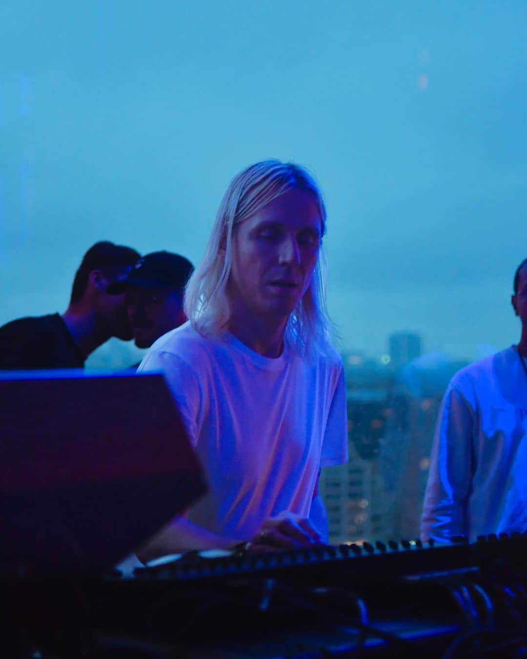 ジョルジオアルマーニのインスタグラム：「@samuelmadsen performing at The Loft   @_kamaru_ before his live set at De School  Photo @alizeeschroots」