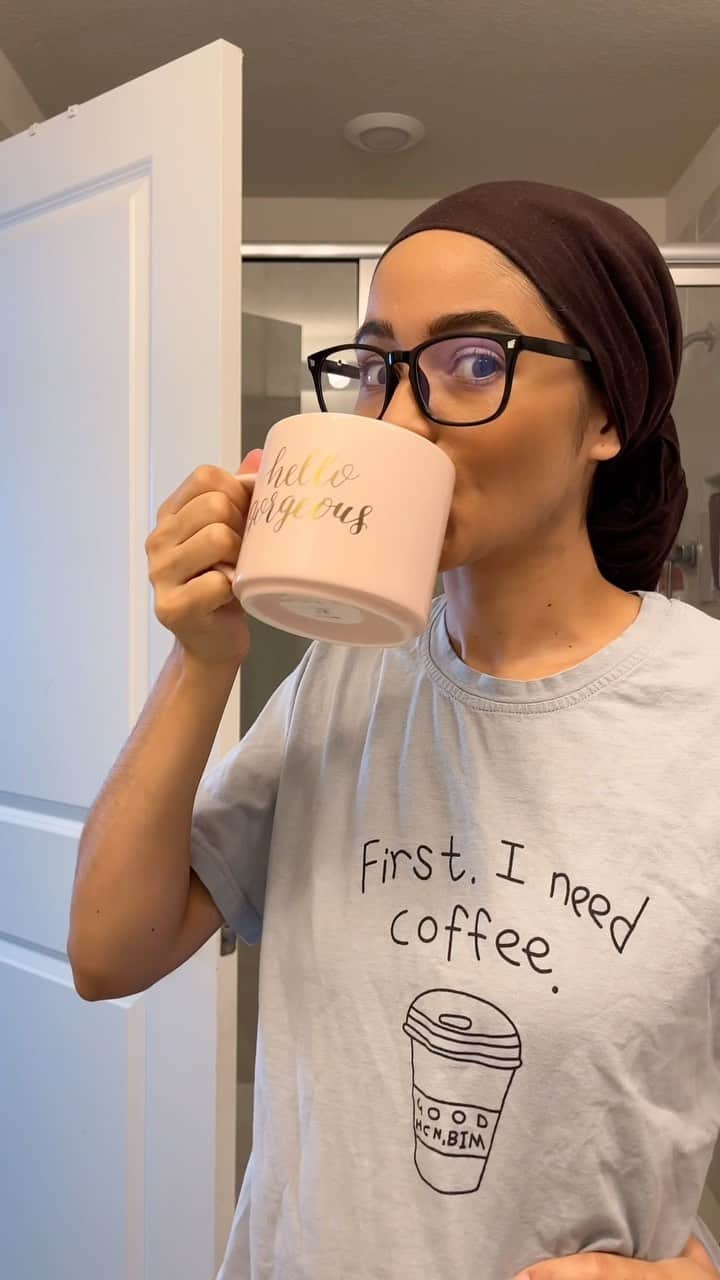 ケイラ・フィリップスのインスタグラム：「GRWM… First I need coffee. 🤓」