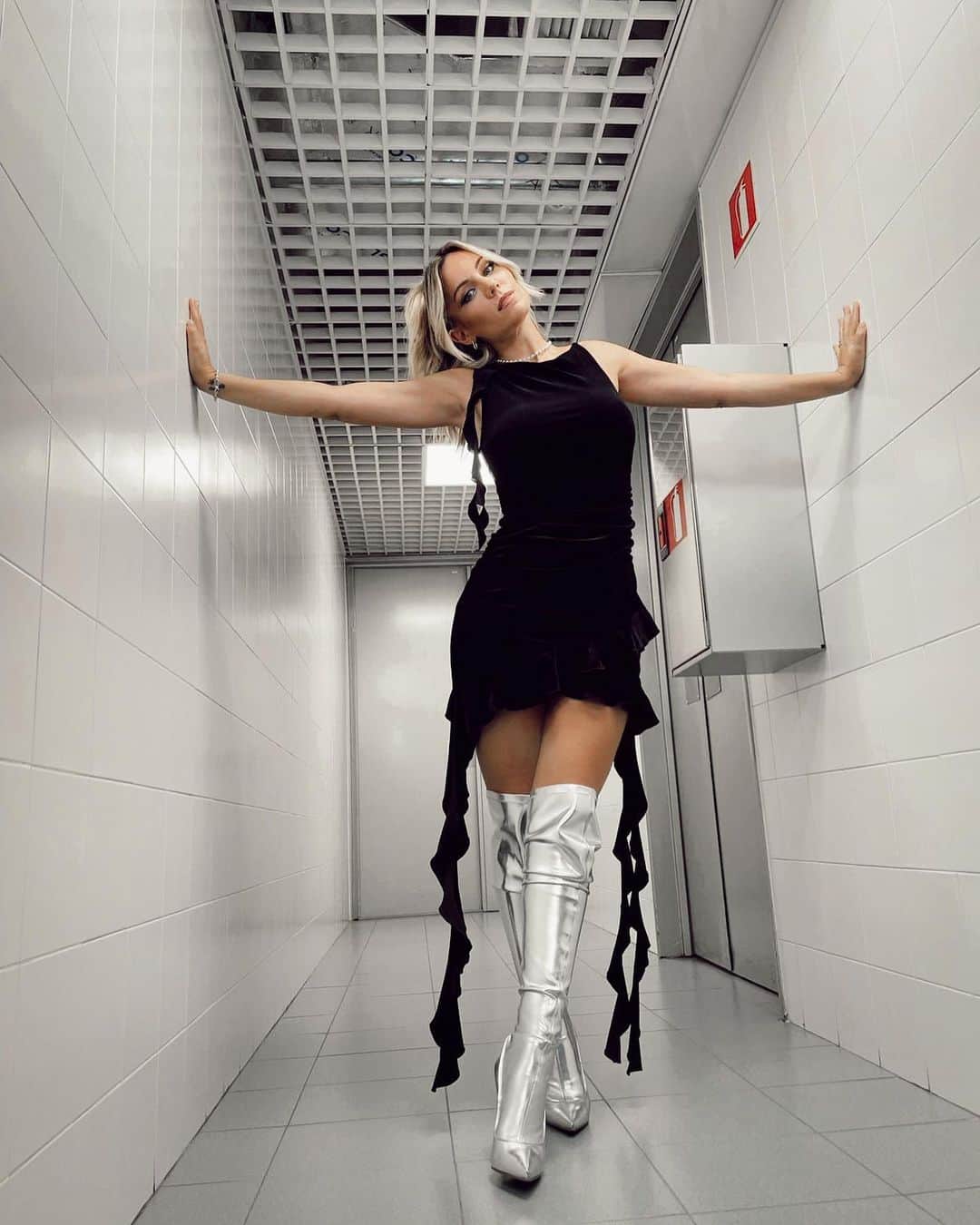 エドゥルネのインスタグラム：「✨About last night✨ #PorEllasCadena100 @cadena100   👗: @davidrivas___ @lesilla  💍: @theofficialpandora  💄: @mariaverano.mk x @givenchybeauty」