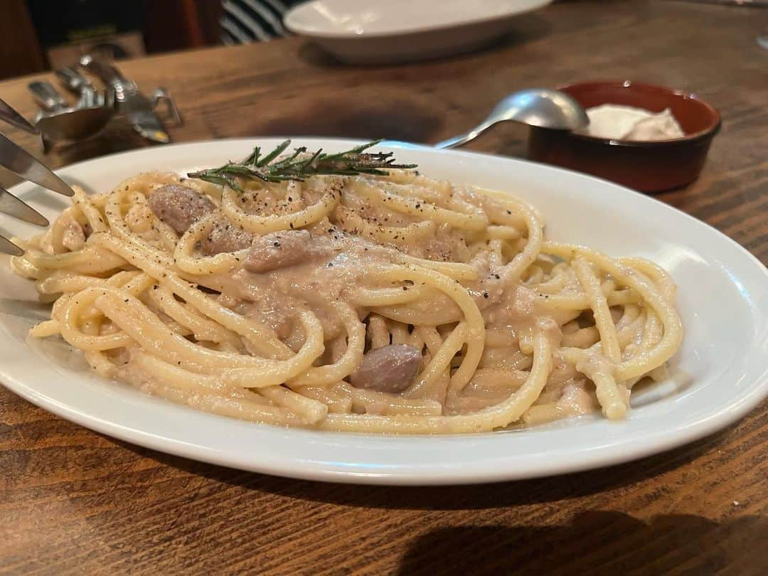 奥浜レイラさんのインスタグラム写真 - (奥浜レイラInstagram)「ずっと行ってみたかった @osterialuce  1枚目のおおまさり🥜のパスタをはじめどれもこれも絶品、必ずまた行きたい🍴 写真は1枚だけどワイン1杯で済むはずがなかった… 踏ん張りが必要なスケジュール&自尊心が削られることが重なってへこたれそうになるけど、この日のことを思い出すと頑張れるよ🫠 案内してくれてありがとう🫶」10月23日 2時39分 - laylaokuhama