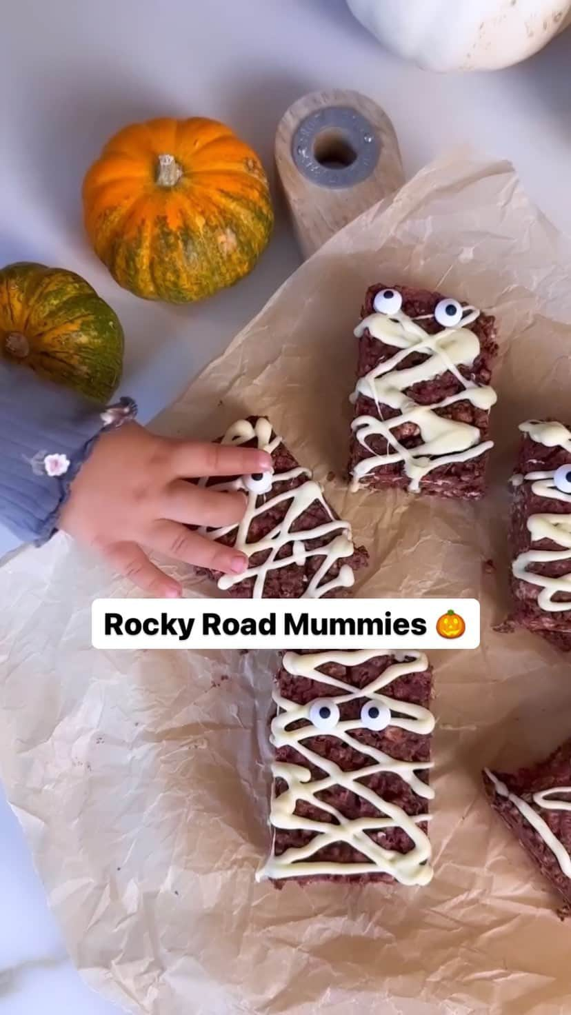 ルーシー・メックレンバーグのインスタグラム：「Rocky Road Mummies 🎃 AD  These bars did not last long in our house… They’re so easy to make with the kids and they absolutely loved them!   We just crumbled up some rice cakes and stirred through dark chocolate, melted coconut oil and added fresh raspberries - but you could also add in other fresh or dried fruits. Pour the mixture into a dish lined with greaseproof paper and pop in the fridge until set. Then slice into bars and decorate them however you like!   We piped on some white chocolate and added eyes to make them into Halloween mummies! 👻  I’ve linked the full recipe in my story, enjoy!  #halloween #halloweenfood #rwlfitties」