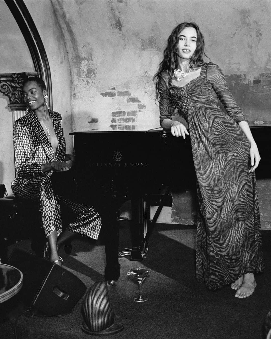 のインスタグラム：「Sunday best 🖤 #DVF」