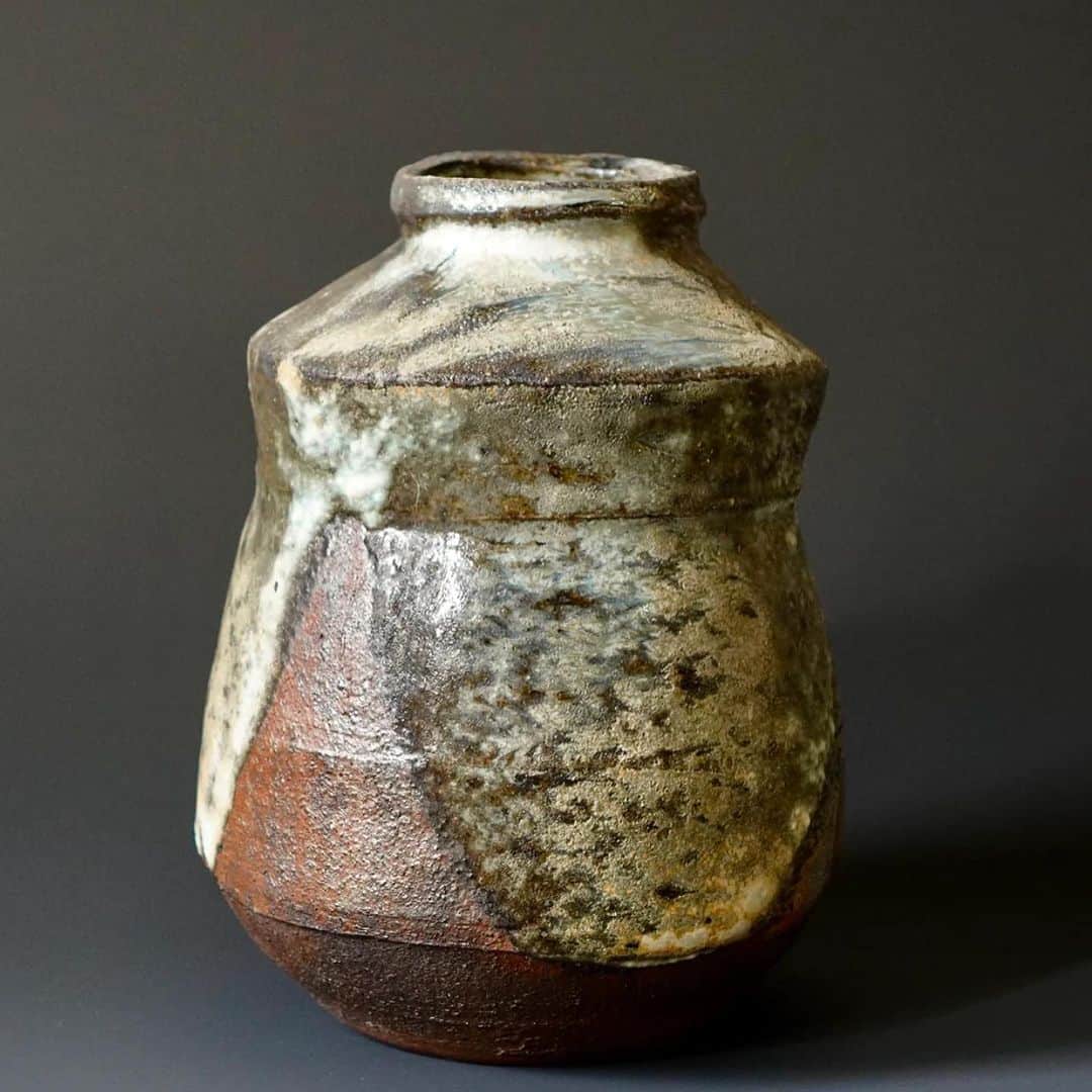 佐竹晃さんのインスタグラム写真 - (佐竹晃Instagram)「Wood fired vase - nuka glaze  www.akirasatake.com or link in my bio .  #ikebana #いけばな  #akirasatakeceramics #clay  #asheville  #vase #花器　#gallerymugen  #陶芸 #陶芸家  #佐竹晃 #ceramics #pottery #japanese #japanesepottery #vase」10月23日 2時49分 - akirasatake
