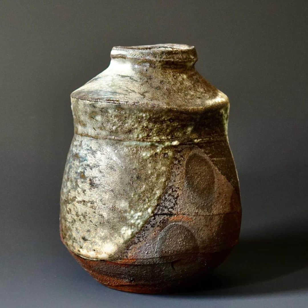 佐竹晃のインスタグラム：「Wood fired vase - nuka glaze  www.akirasatake.com or link in my bio .  #ikebana #いけばな  #akirasatakeceramics #clay  #asheville  #vase #花器　#gallerymugen  #陶芸 #陶芸家  #佐竹晃 #ceramics #pottery #japanese #japanesepottery #vase」