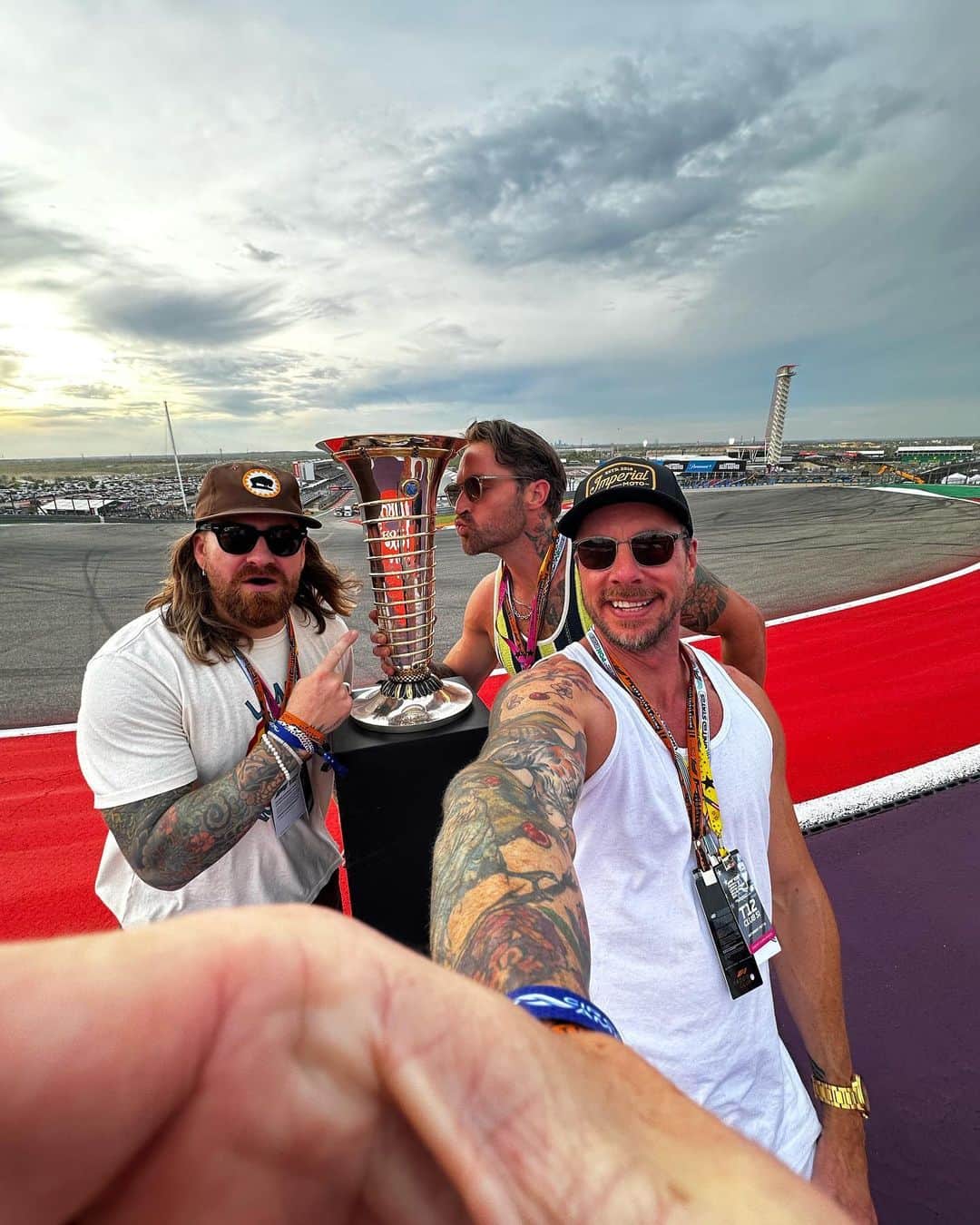 ダックス・シェパードさんのインスタグラム写真 - (ダックス・シェパードInstagram)「All in on the “Millennial .5 Selfie.” Feeling exceedingly youthful with this photo protocol. @f1academy @sportsillustrated (we miss you @jethrobovingdon )」10月23日 3時02分 - daxshepard