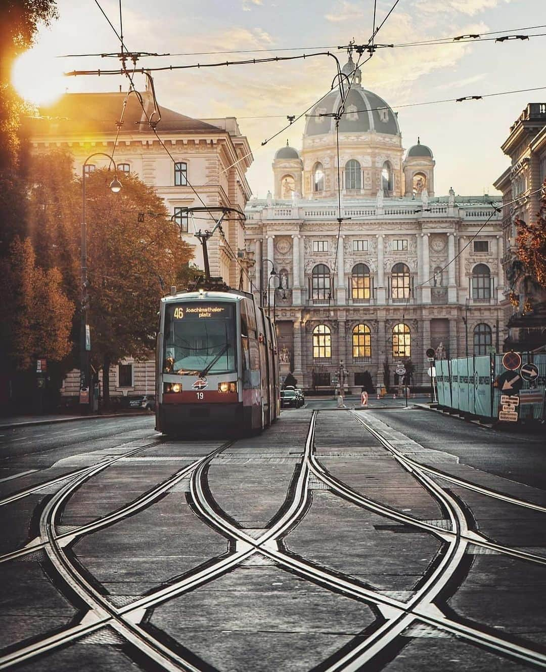 Wien | Viennaのインスタグラム：「Magical moments in Vienna ✨ Do you remember your favourite moment on you your visit? 🍂 by @julianschmelzinger #CelebrateVienna #ViennaNow   #vienna #wien #vienna_austria #viennagram #stadtwien #wienliebe #visitvienna #viennagram #travelvienna #ilovevienna #visitvienna #1000thingsinvienna #tram #wienerlinien #autumn #herbst #autumnvibes #autumncolors #herbstliebe #herbstfarben #austria #feelaustria #travel #travelgram #traveleurope」