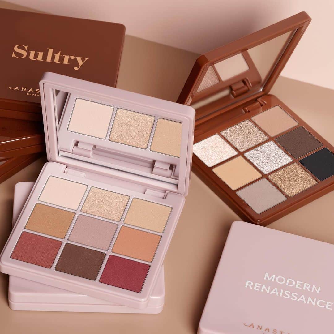 Anastasia Beverly Hillsのインスタグラム：「Two is better than one 😏 Elevate your looks this fall with our NEW Modern Renaissance and Sultry Mini Eyeshadow Palettes 🔥   Tap to shop NOW! 😍  #AnastasiaBeverlyHills」