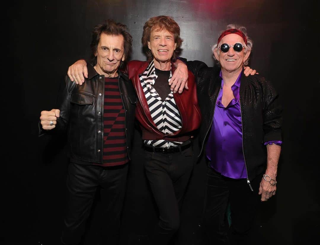 のインスタグラム：「🎶…And you think the party’s over.. but it’s only just begun..🎶  The Stones just keep on rolling! Mick, Keith and Ronnie at Racket, NYC  Photo: @kevinmazur  @mickjagger @officialkeef @ronniewood   #therollingstones #rollingstones #hackneydiamonds」