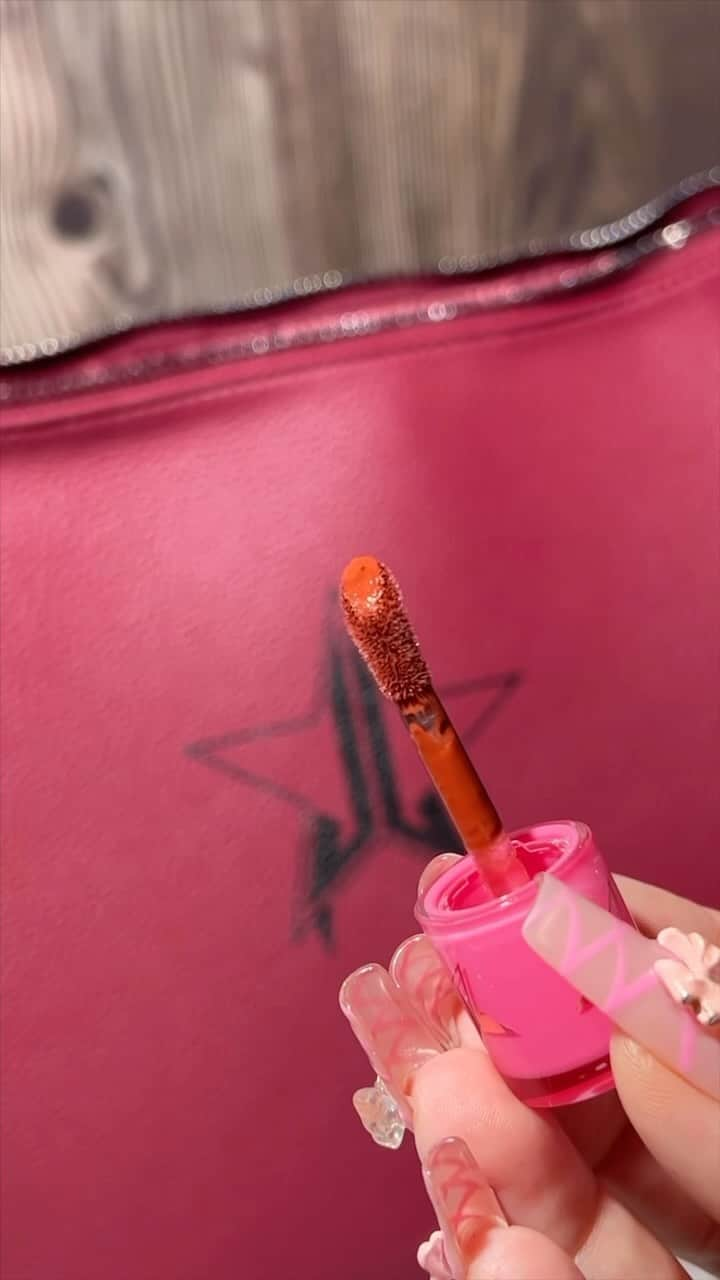 Jeffree Star Cosmeticsのインスタグラム：「🦇👜 Red hot & ready to slay! The new #JeffreeStarCosmetics Red Bat Purse is the ultimate statement piece for all the fierce babes out there. 💋🔥 Get ready to turn heads & unleash your inner glam with this iconic accessory. 💄✨ #JeffreeStarCosmetics #RedBatPurse」