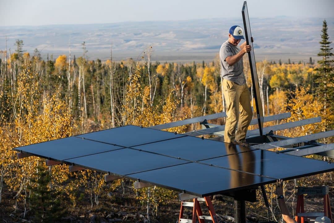 patagoniaさんのインスタグラム写真 - (patagoniaInstagram)「Sometimes leaning in is actually part of the job.  Creative Energies technicians Adam Hay, Ian Maxfield and Joshua Smith work the angles on a solar rack installation in Draper, Utah.   Photos: Andrew Burr (@andrew_burr)」10月23日 3時08分 - patagonia